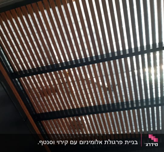 פרגולה מאלומיניום עם קורות עץ אופקיות